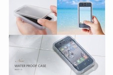 IPX5/IPX7防水でiPhoneをガード：iPhone 4/4S専用防水ケース