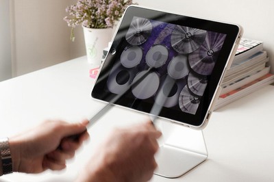 iPadを叩いて疑似ドラム演奏：スティック型スタイラス『PIX ＆ STIX for iPad』