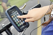 上海問屋、iPhoneを自転車ハンドルに固定できる防水ケース：タッチ操作やイヤホン接続も可能