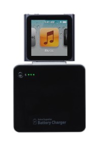 iPhoneやiPodなどドックコネクタを持つアップル製品向けの予備バッテリー「MacGizmo Extra Superior Battery Charger for iPhone/iPod」。iPhone 4S/4と同じカラーで幅や厚みを揃えており、装着時の一体感を実現している。
