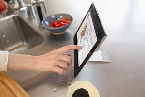 「Xperia Tablet S」利用イメージ（画像：ソニー）