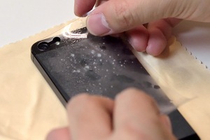 気泡をきれいに除去＆薄型のiPhone 5向け耐傷フィルム「Clear-coat Screen Protector ＆ Cover」【動画】