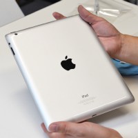 第4世代iPad用の耐傷性保護フィルム「Clear-coat Screen Protector ＆ Cover for iPad 4th」