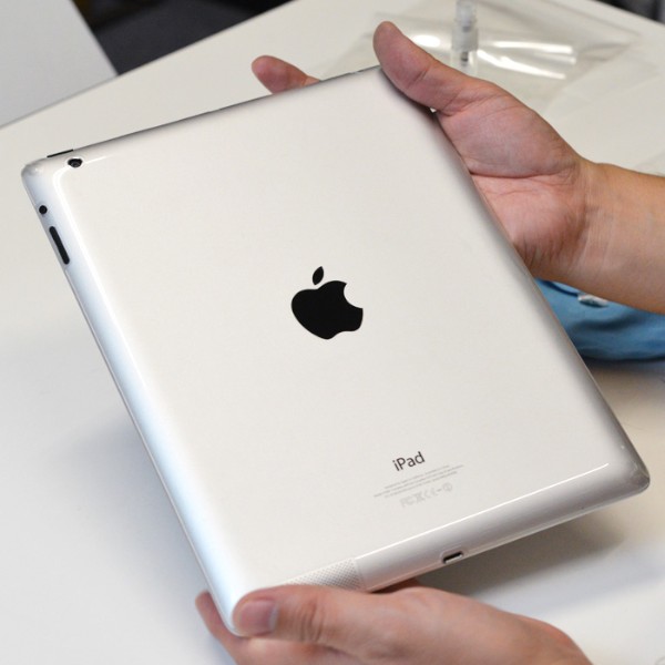 第4世代iPad用の耐傷性保護フィルム「Clear-coat Screen Protector ＆ Cover for iPad 4th」