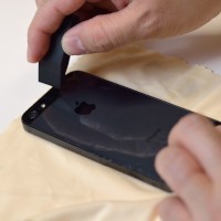 iPhone 5用の耐傷性保護フィルム「Clear-coat Screen Protector ＆ Cover for iPhone5」