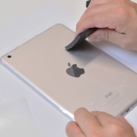 iPad mini用の耐傷性保護フィルム「Clear-coat Screen Protector ＆ Cover for iPad mini」