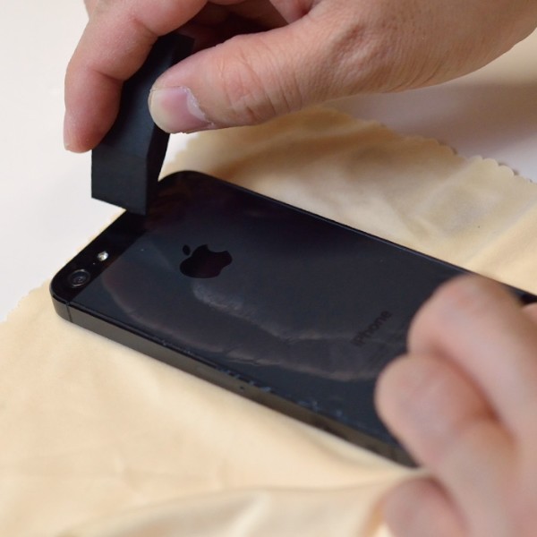 iPhone 5用の耐傷性保護フィルム「Clear-coat Screen Protector ＆ Cover for iPhone5」