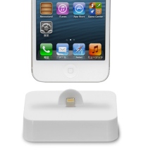 iPhone 5用を縦置き状態で充電できる「iPhone5 用 3マルチ 充電スタンド」