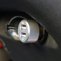 自動車のシガーソケットに接続して、USB機器を充電できる「USBカーチャージャー ハイパワー」。パソコンのUSBポートからでは充電できないiPadやGalaxyTabなのタブレット端末も充電できる。
