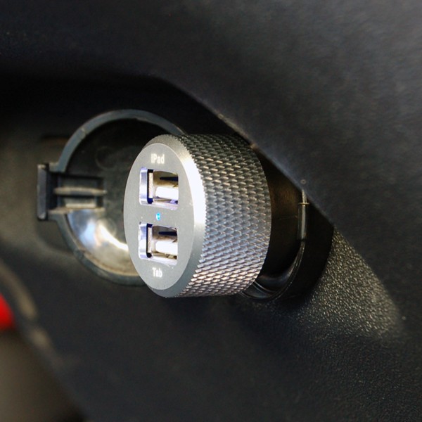 自動車のシガーソケットに接続して、USB機器を充電できる「USBカーチャージャー ハイパワー」。パソコンのUSBポートからでは充電できないiPadやGalaxyTabなのタブレット端末も充電できる。