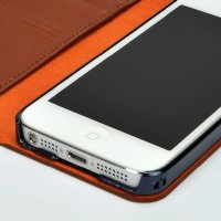 イタリア製の高級牛革を使用した手帳型iPhone 5用ケース「Classic Leather for iPhone5」