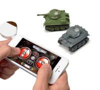 iPhone/iPadで操縦できる手のひらサイズの戦車型ラジコン「ラジ・コンバット USB 戦車RC for iPad/iPhone」