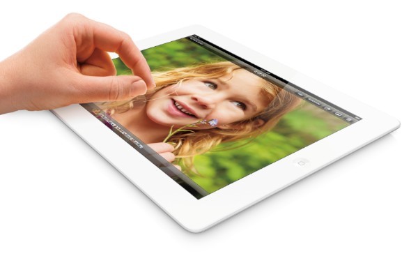 ソフトバンクとKDDIは、6日から128GBのiPad Retinaディスプレイ（第4世代iPad）を発売する。（写真提供：アップル）