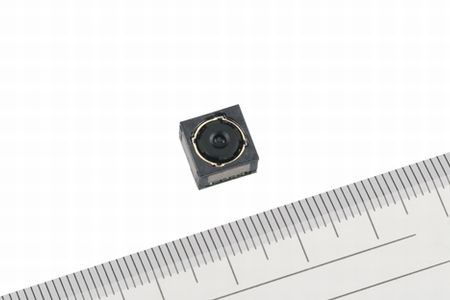 シャープ、光学式手振れ補正機能搭載のスマホ向けCMOSカメラモジュールを開発