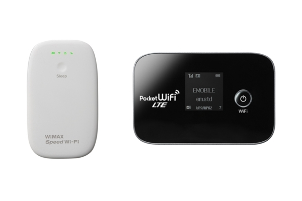 WiMAX用（左）と「EMOBILE LTE」用（右）モバイルルーター（画像：ジェーシービー）