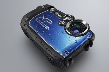 富士フイルム、タフネス機能搭載のデジカメ「FinePix XP200」を発売