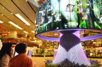 LGエレクトロニクスが、47型デジタルサイネージ64台を連結させたメディアオブジェ「ソーシャルツリー(Social Tree)」をシンガポールのチャンギ空港に設置した。