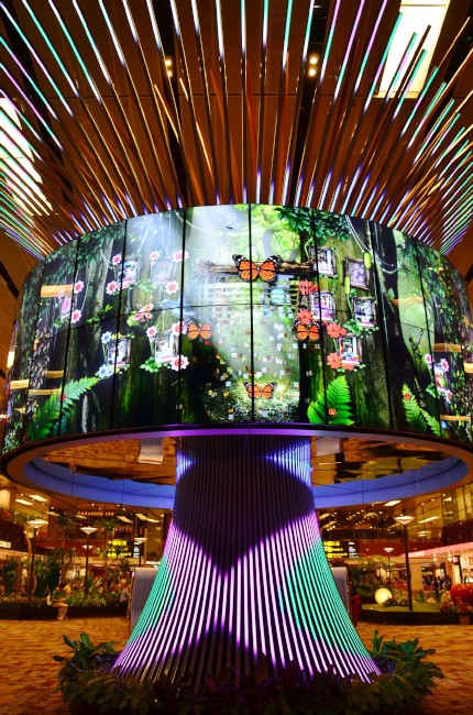 LGエレクトロニクスが、47型デジタルサイネージ64台を連結させたメディアオブジェ「ソーシャルツリー(Social Tree)」をシンガポールのチャンギ空港に設置した。
