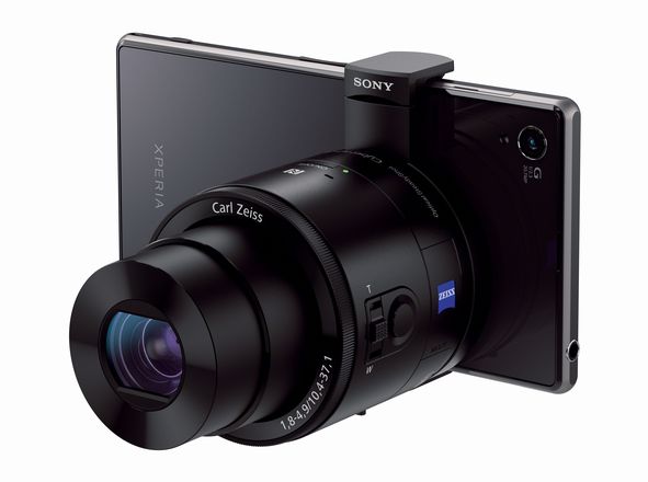 「Xperia Z1」レンズスタイルカメラ装着時（画像：ソニーモバイルコミュニケーションズ）