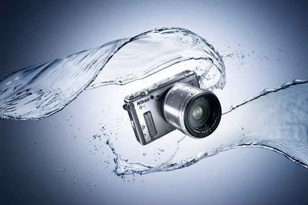 ニコン、世界初の防水・耐衝撃ミラーレス一眼「Nikon 1 AW1」を発売
