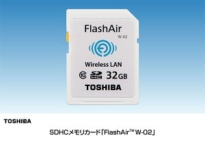 東芝は13日、無線LAN通信機能を搭載したSDHCメモリカード「FlashAir」の新商品として、容量32GBの「SD-WD032G」を16日に発売すると発表した。