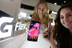 LG、曲面型スマホ「G Flex」を1～3月中に米国で発売開始