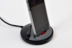 サンコー、厚いケースを付けたまま充電・同期できる「iPhone 5 / 5sクレードル」を発売