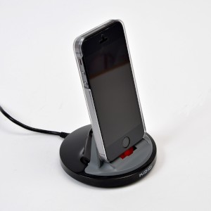 サンコーが発売した「ケースカバー対応iPhone 5 / 5s / 5cクレードル」