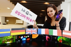 LGエレ、曲面スマホ「G Flex」を欧州20カ国でリリース