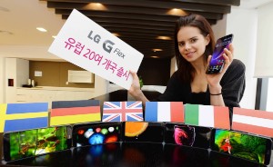 韓国のLGエレクトロニクスは21日、曲面スマートフォン「G Flex」を欧州20カ国で来月に発売すると発表した。写真提供：LGエレクトロニクス