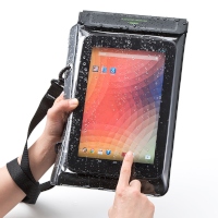 サンワサプライが6日発売した「iPad mini・Nexus7防水ケース（お風呂対応・7インチ汎用・スタンド機能・ストラップ付） 200-PDA126」