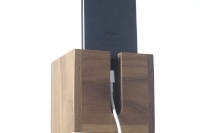 iPhone用の木製スピーカー型スタンド『「NEW FAMILY TREE」NISシリーズ』。電源は不要で、天板の穴にiPhoneを挿すだけで音量が増幅できる。