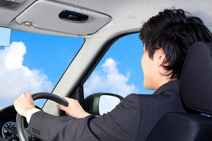 サンワダイレクト、車内でiPhoneのハンズフリー通話ができる「車載ハンズフリーキット」
