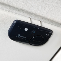 サンバイザーにクリップで挟み込むだけの簡単設置ができる据置型の「車載BluetoothハンズフリーキットGBC-2000」