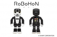 DMM.com、シャープのロボット型携帯電話「ロボホン」を発売―格安SIMとの同時利用でキャンペーンも