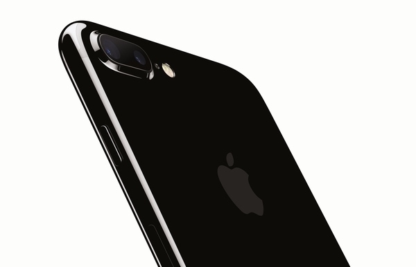 国内の携帯大手3社が16日に発売した米アップルの最新スマートフォン「iPhone 7」（写真提供：アップル）