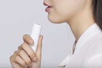 ソニー、携帯型アロマディフューザー「AROMASTIC」　5つの香りを切り替え【動画】