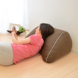 「スマホ枕」の利用イメージ（写真: まくらの発表資料より）
