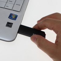 【上海問屋】USBコネクタを自動で収納するから安心　端子自動収納型　高速USB3.0　USBメモリ32GB　販売開始