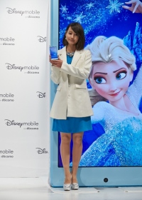 「Disney Mobile on docomo」新機種発売記念イベント　堀北真希さん 感激！「アナと雪の女王」オラフと遊べるホログラム体験！