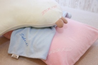 世界で一つだけの「私のモノすぎる枕」が作れる！　枕に自分の名前やメッセージを自由に入れることができる「枕の名入れ刺繍サービス」、2015年4月1日より受付開始。