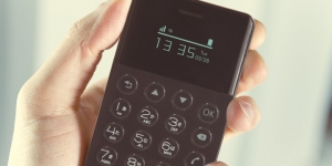 クラウドファンディング達成率3000％、1500万円越えの盛況！SIMフリー国内最小・最薄・最軽量*1を実現したカードサイズ携帯電話「NichePhone-S」