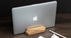 【大人気につき再入荷！】「Oakywood Laptop dock」デスク周りをスッキリ整理。ポーランド デザインのノートPC用木製スタンド【品薄製品】