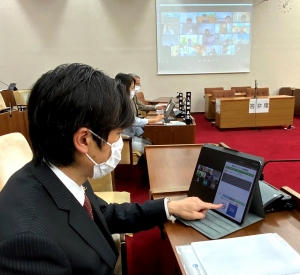 茨城県取手市議会、議会デモテック推進の一環でペーパーレス会議システム「SideBooksクラウド本棚／タブレット採決システム」を活用中