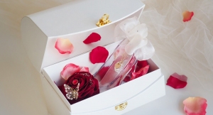 バラの甘い香りはじける「ガラスの靴 限定ボックス」新登場！／2022年トレンドカラー「ジョリーコーラル」の花びらで、新年プロポーズを応援