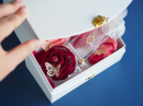 バラの甘い香りはじける「ガラスの靴 限定ボックス」新登場！／2022年トレンドカラー「ジョリーコーラル」の花びらで、新年プロポーズを応援