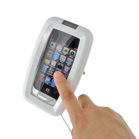 自転車のハンドルにiPhoneなどのスマートフォンを固定できる防水ケース「DN-82558」。スマートフォン本体をキズから守るほか、IPX-7相当の防水仕様で急な雨に遭遇しても本体を水から守る。