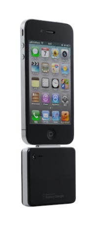 iPhoneやiPodなどドックコネクタを持つアップル製品向けの予備バッテリー「MacGizmo Extra Superior Battery Charger for iPhone/iPod」。iPhone 4S/4と同じカラーで幅や厚みを揃えており、装着時の一体感を実現している。