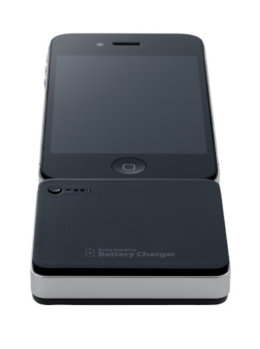 iPhoneやiPodなどドックコネクタを持つアップル製品向けの予備バッテリー「MacGizmo Extra Superior Battery Charger for iPhone/iPod」。iPhone 4S/4と同じカラーで幅や厚みを揃えており、装着時の一体感を実現している。