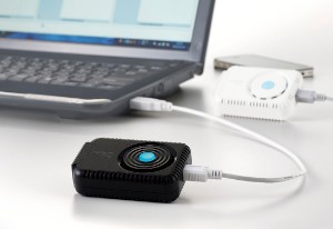 キングジム、無線LANで手軽にデータ共有できる8GB/16GBメモリ内臓デバイス「パケッタ」【動画】